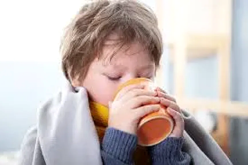 نصائح طبيعية للوقاية من البرد: كيف تحمي طفلك بمشروبات وخطوات سهلة