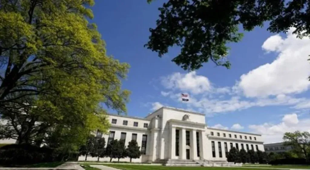 الفيدرالي الأمريكي يخفض الفائدة للمرة الثالثة في 2025.. قرار اقتصادي بظلال سياسية قبل تغيير رئاسة البنك المركزي