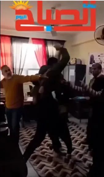 ولي أمر يقتحم مدرسة إعدادية بالإسماعيلية ويعتدي على معلم بآلة حادة- فيديو الواقعة
