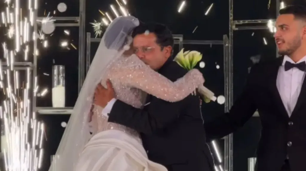 أجمل لحظات الأبوة.. محمد هنيدي يحتفل بابنته بفريدة برقصة وغناء