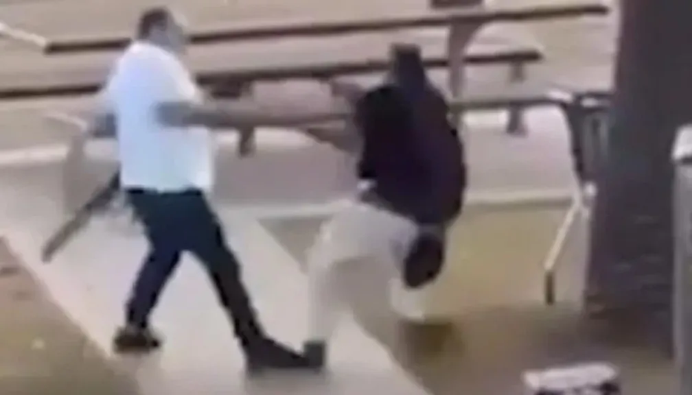 مسلم أنقذ سيدني وأسقط الإرهاب والإسلاموفوبيا معًا.. قصة أحمد الأحمد الذي واجه الموت ثلاث مرات