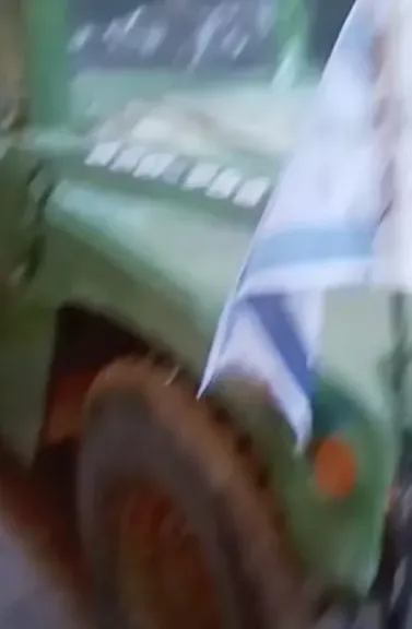 شاهد بالفديو : سيارة عسكريّة بعلم إسرائيل في الصاغة بالحسين تُثير الذعر.. مشهد تمثيلي كاد يتحول إلى رهائن وسط القاهرة