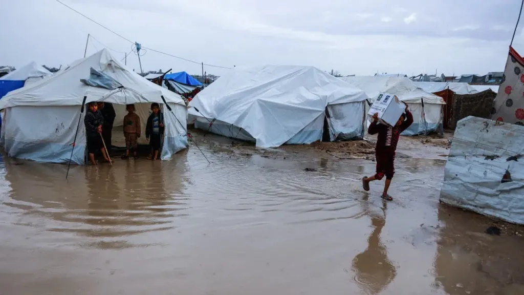 عواصف وفيضانات تضرب غزة وتحصد الأرواح.. 17 قتيلًا وتشريد آلاف العائلات وسط كارثة إنسانية متفاقمة