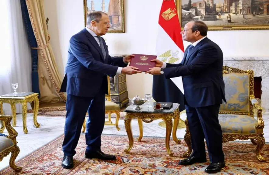 السيسي يستقبل لافروف في القاهرة.. شراكة استراتيجية وتوافق حول قضايا الإقليم