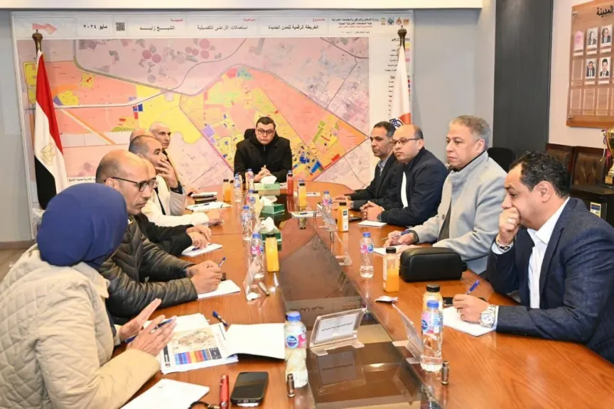 وزير الإسكان يعقد اجتماعًا بجهاز مدينة الشيخ زايد لاستعراض خطط تطوير الطرق والمحاور
