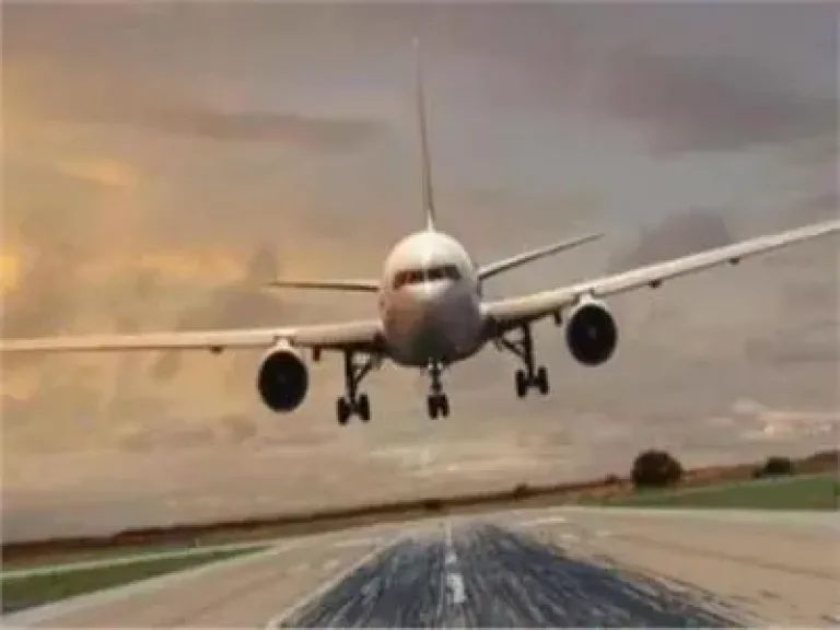 القصة الكاملة لفيديو هبوط طائرة على الطريق الدائري.. مصر للطيران تكشف  التفاصيل