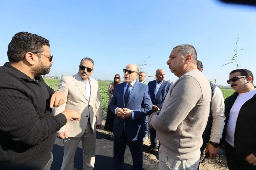 محافظ كفرالشيخ يتفقد أعمال الرصف بطريق كوبري الزاوية–الفيروز بالرياض ويشدد على الالتزام بالمواصفات الفنية