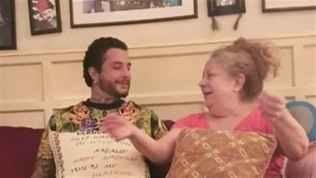 رسالة وداع موجعة.. أول تعليق من أحمد الفيشاوي بعد وفاة والدته سمية الألفي