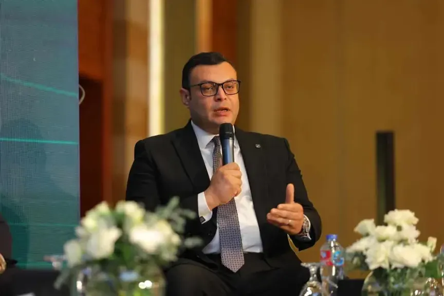سبل تعظيم عوائد إعلانات الطرق.. وزير الإسكان يلتقي الشركة الوطنية للطرق