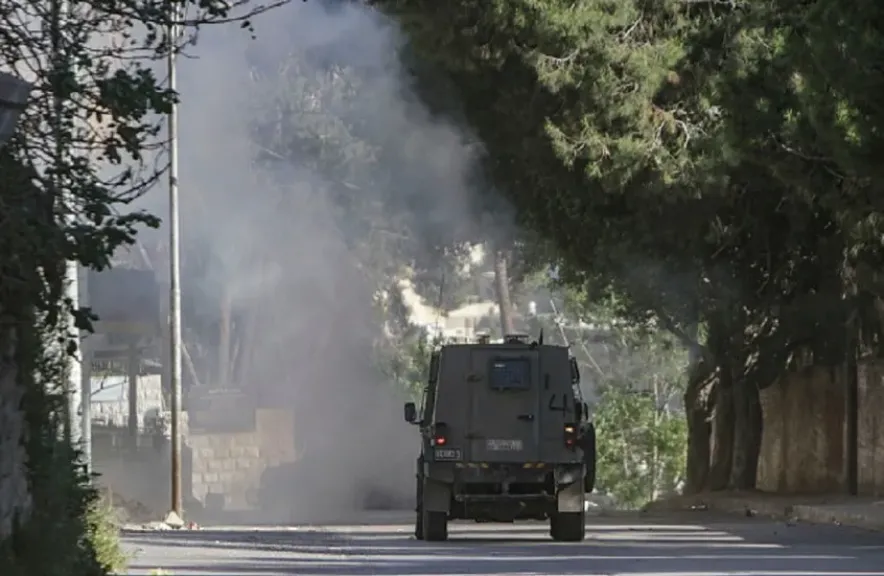 الجيش الإسرائيلي يطلق قنابل دخانية على نساء وأطفال في ريف القنيطرة السوري