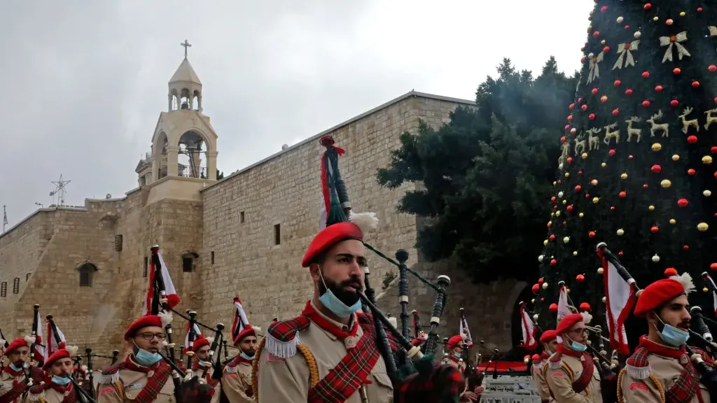 بالصور : عودة الاحتفالات إلى بيت لحم بعد عامين من الغياب.. أعياد الميلاد تعيد البهجة إلى ساحة المهد