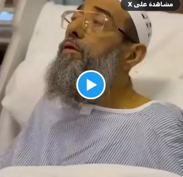 مشهد يهز القلوب.. مؤذن المسجد النبوي يردد الأذان على فراش الموت (فيديو)