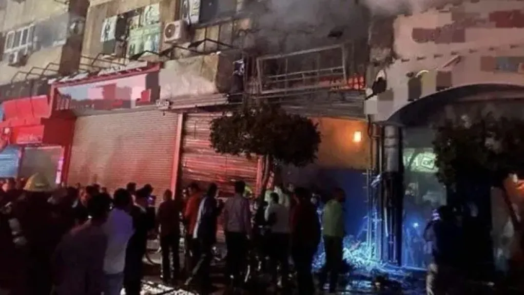 السيطرة على حريق محل ملابس بمدينة الخصوص دون إصابات.. والتحقيقات تكشف السبب