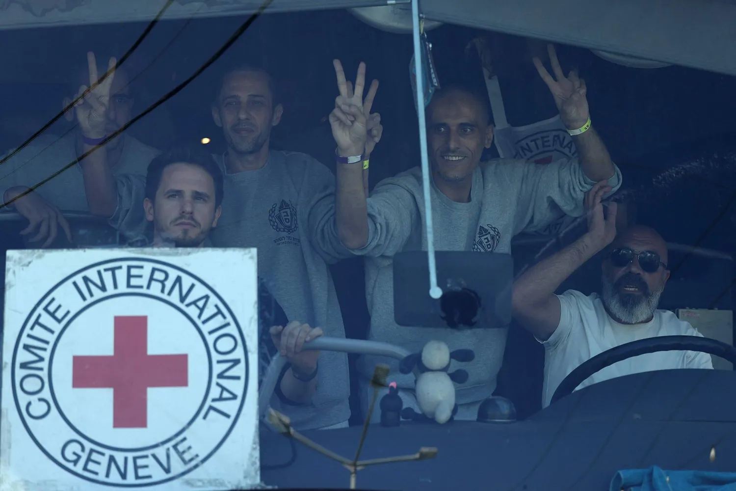 إسرائيل تفرج عن 83 أسيراً فلسطينياً من سجن «عوفر»