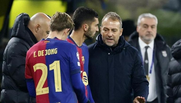 هانز فليك وبعض لاعبي برشلونة 