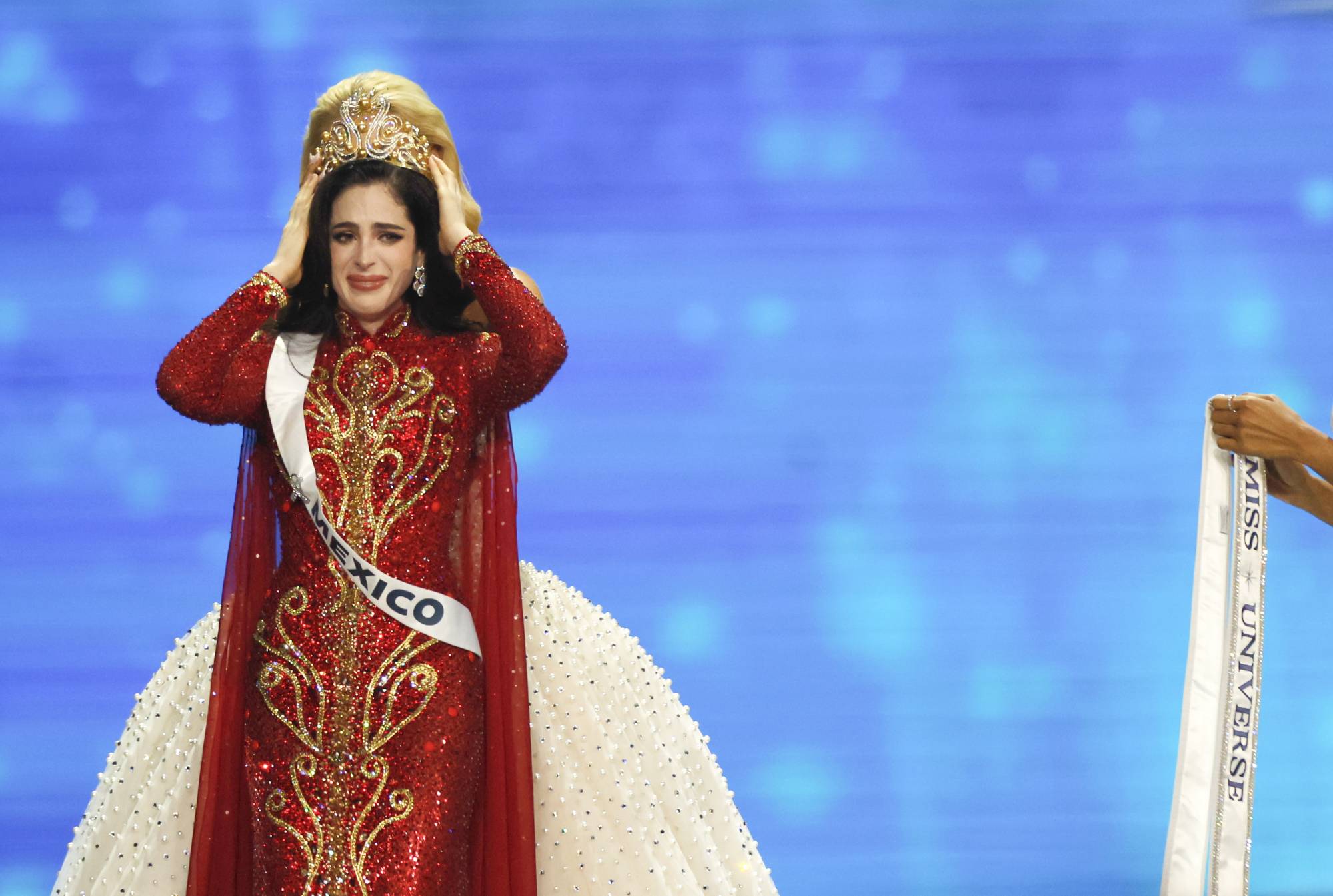 بعد انسحاب وتضامن نسوي... فاطمة بوش ملكة جمال الكون 2025