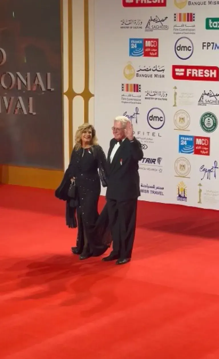 حسين فهمي يصل مهرجان القاهرة السينمائي