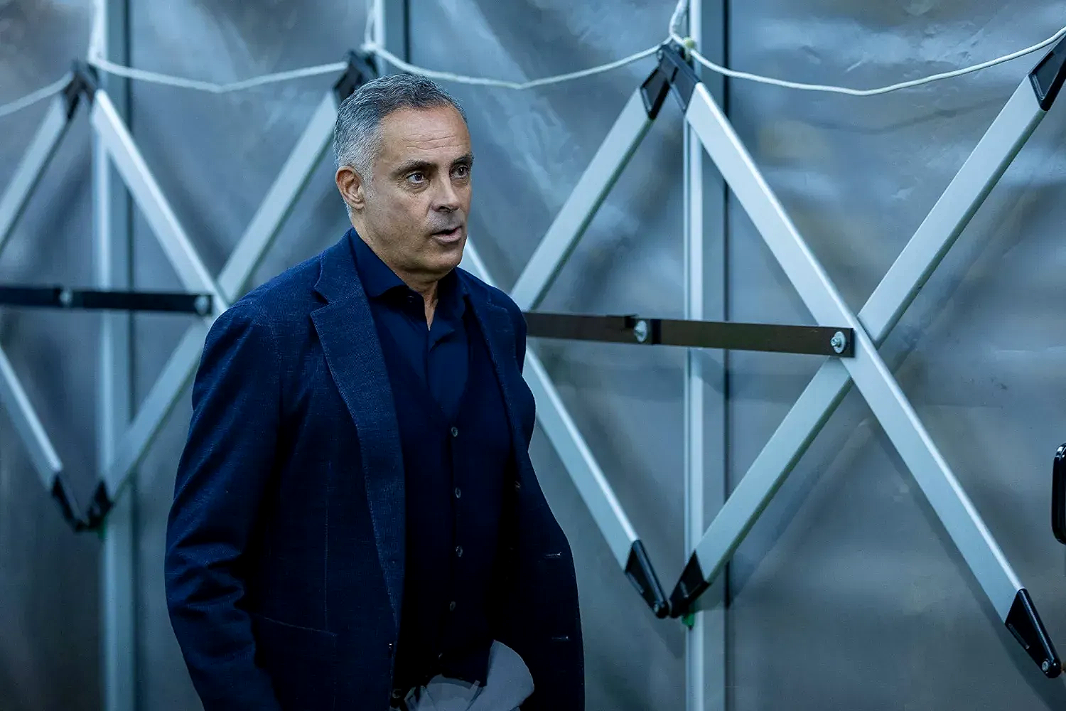 غوميز يتهم فريقه بعدم الجدية ويعتذر للجمهور بعد الخسارة الكبيرة أمام الخلود