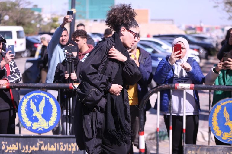 يسرا في جنازة والدة تارا عماد