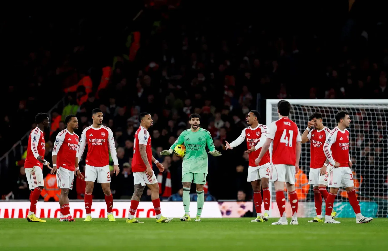 هزيمة آرسنال أمام مانشستر يونايتد تشعل منافسة لقب البريميرليغ، بينما توتنهام يواجه خطر الهبوط.