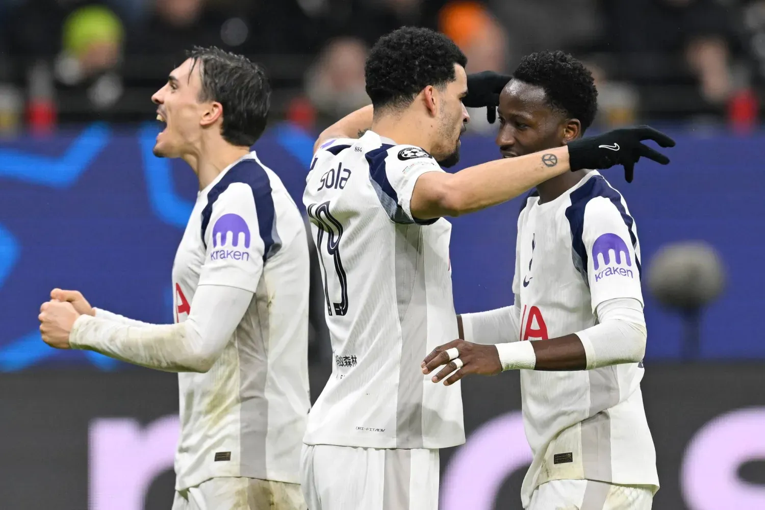 توتنهام يتأهل مباشرة لدور 16 بفوز 2-0 على آينتراخت فرانكفورت: كولو مواني وسولانكي يحسمان