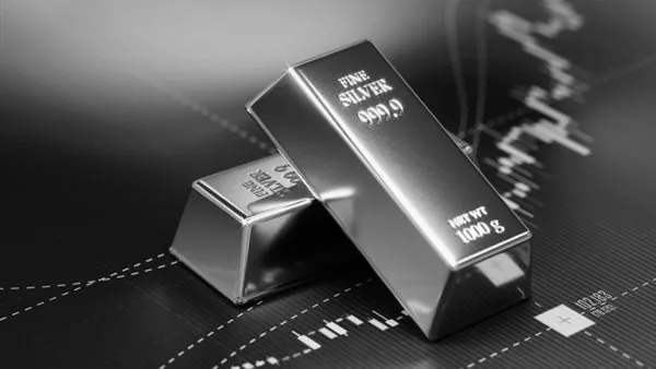 أسعار الفضة تتراجع محليًا وعالميًا مع جني الأرباح بعد موجة صعود قوية