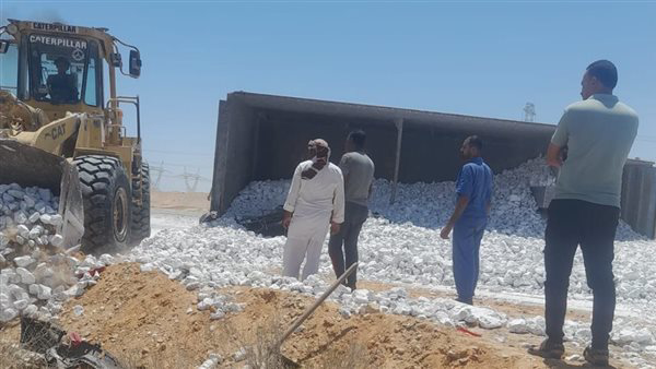 مصرع 3 أشخاص وإصابة 12 آخرين في تصادم مروع بطريق شرق النفق بالسويس .. صور
