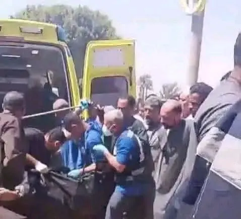 قد تكون صورة شخص أو أكثر وسيارة