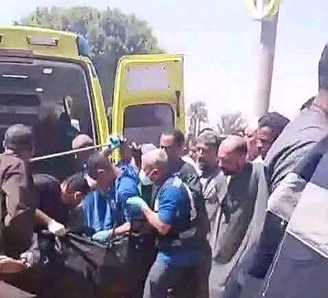 قد تكون صورة شخص أو أكثر وسيارة
