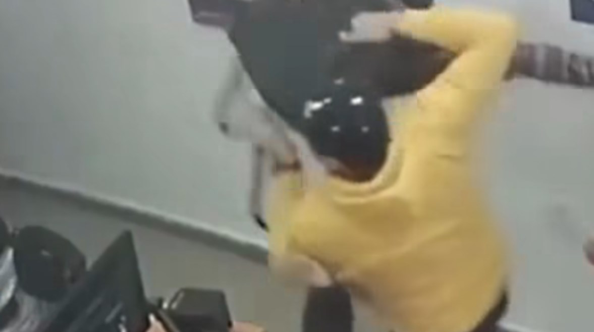 شاب يعتدي على فتاة داخل فرع شركة اتصالات… فيديو صادم على السوشيال ميديا