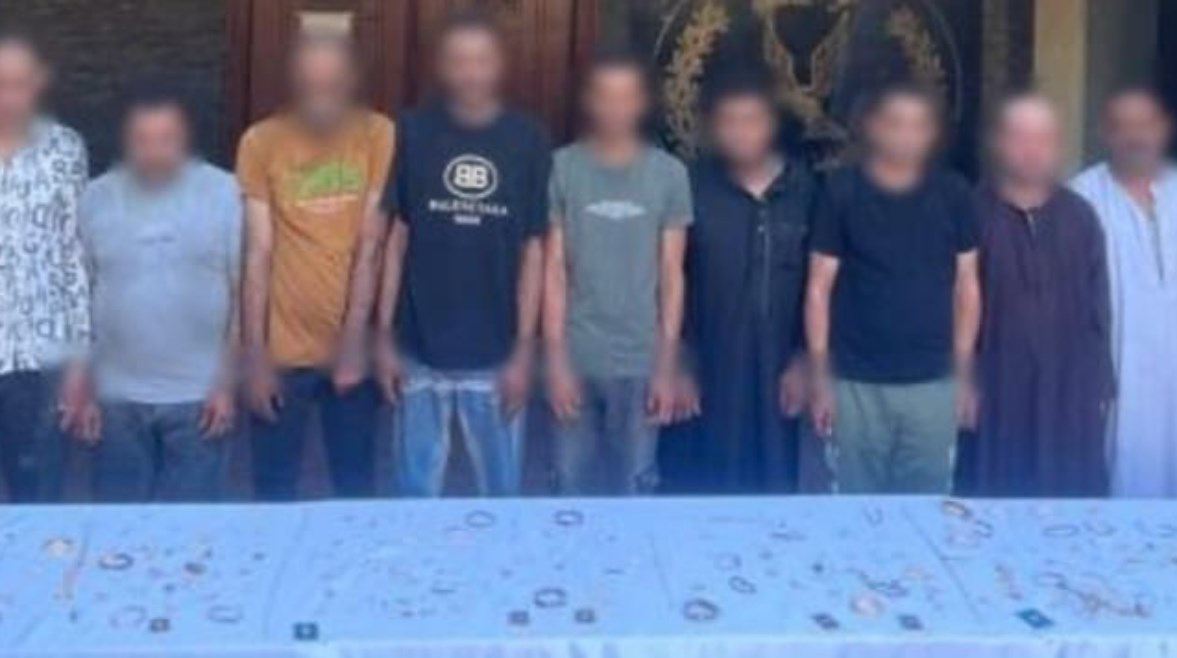 انتحلوا صفة رجال شرطة.. ضبط تشكيل عصابي لسرقة مشغولات ذهبية من تاجر بالخليفة