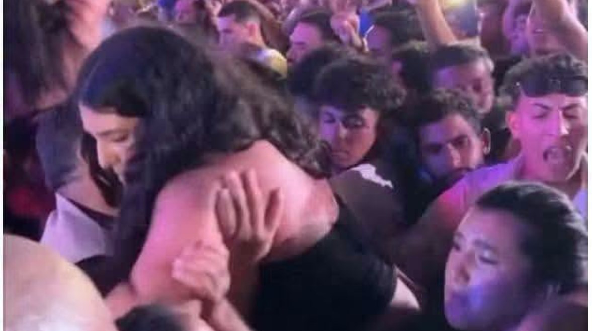 فوضى في حفل محمد رمضان بالساحل الشمالي.. استغاثات فتيات وتوقف الحفل