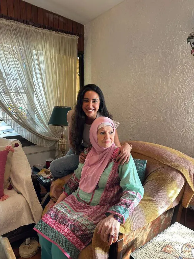آية سماحة تزور مشيرة إسماعيل 