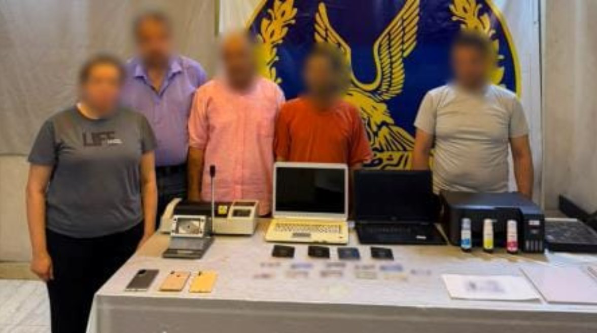 ضبط تشكيل عصابي من 6 أشخاص لتزوير المحررات الرسمية وتقليد الأختام بالقاهرة
