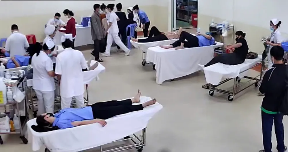 نقل العشرات من الأشخاص في مدينة هوشي منه إلى المستشفى للاشتباه في إصابتهم  بالتسمم الغذائي