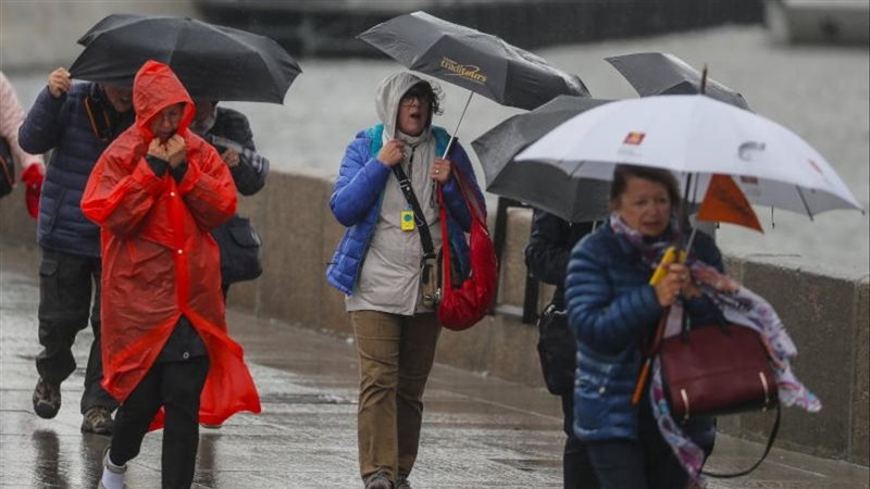 الاحتلال الإسرائيلي يقصف بلدة عيتا الشعب ويستخدم قنابل مضيئة في لبنان