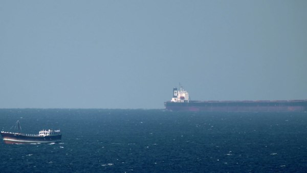 إيران تهدد بنشر الألغام وإغلاق الخليج بالكامل في حال استهداف سواحلها وجزرها