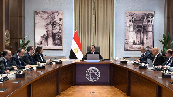 مدبولي يناقش مع وزيرة الإسكان آخر تطورات مشروعات "سكن كل المصريين" و"حياة كريمة"