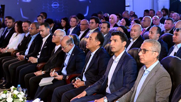 مدبولي يشهد إنتاج أول سيارة “نيسان ماجنيت” في أفريقيا من مصنع 6 أكتوبر