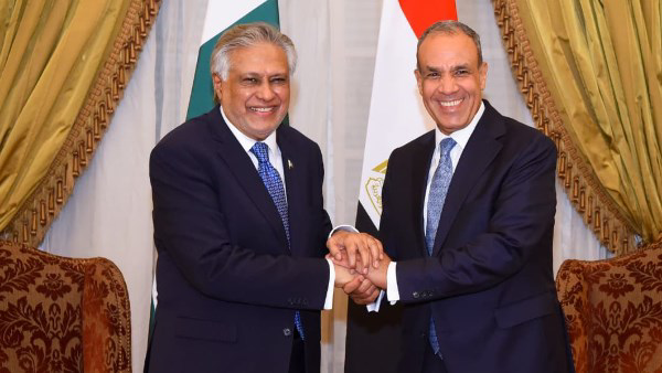 وزير الخارجية يبحث مع نظيره الباكستاني تعزيز العلاقات الثنائية والتطورات الإقليمية بالقاهرة