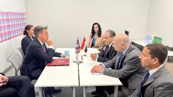 وزير الخارجية المصري يلتقي نظيره البريطاني لبحث التصعيد الإقليمي والأزمة السودانية