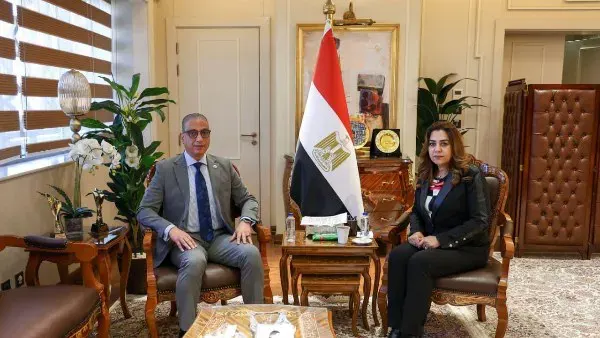 وزيرة التنمية المحلية والبيئة تتابع مع محافظ الجيزة المشروعات التنموية والخدمية