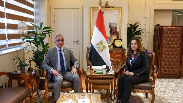 وزيرة التنمية المحلية والبيئة تتابع مع محافظ الجيزة المشروعات التنموية والخدمية