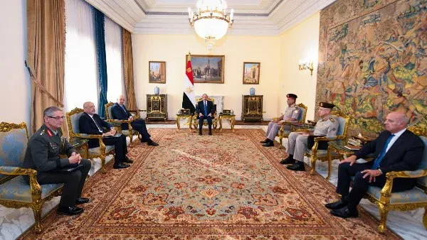 السيسي يؤكد أهمية التعاون بين مصر واليونان وقبرص لتحقيق الاستقرار في شرق المتوسط