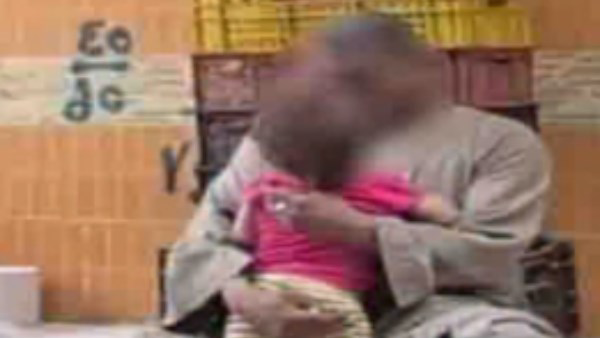فيديو تقبيل طفلة يشعل مواقع التواصل.. الأمن يكشف الحقيقة كاملة
