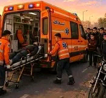 قد تكون صورة شخص أو أكثر، وسيارة إسعاف ومستشفى