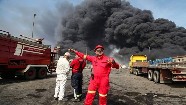 طائرات تحاول إطفاء الحريق الناجم عن الانفجار