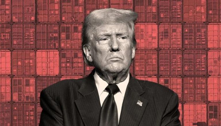 الرئيس الأمريكي دونالد ترامب وحاويات في خلفية الصورة - تعبيرية