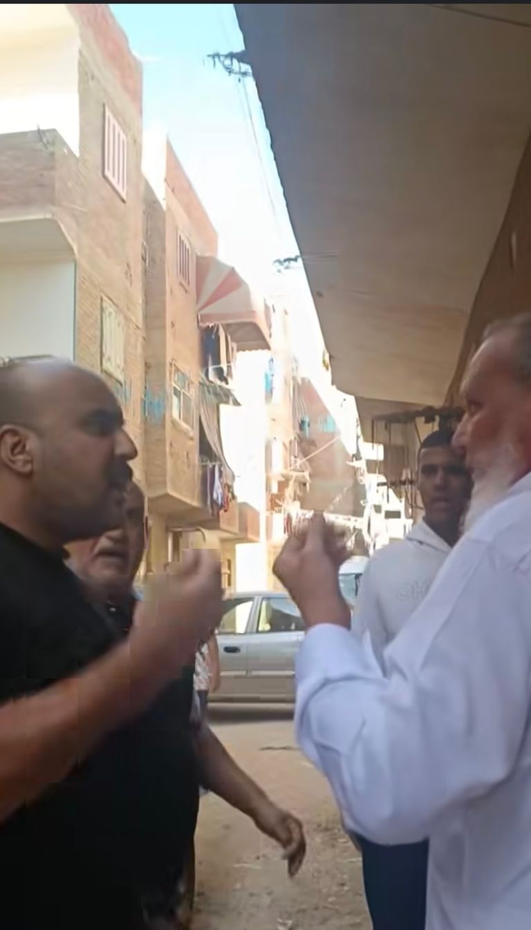 لحظة صفع مسن السويس