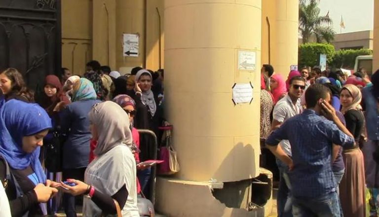 طلاب في مكتب التنسيق بمصر